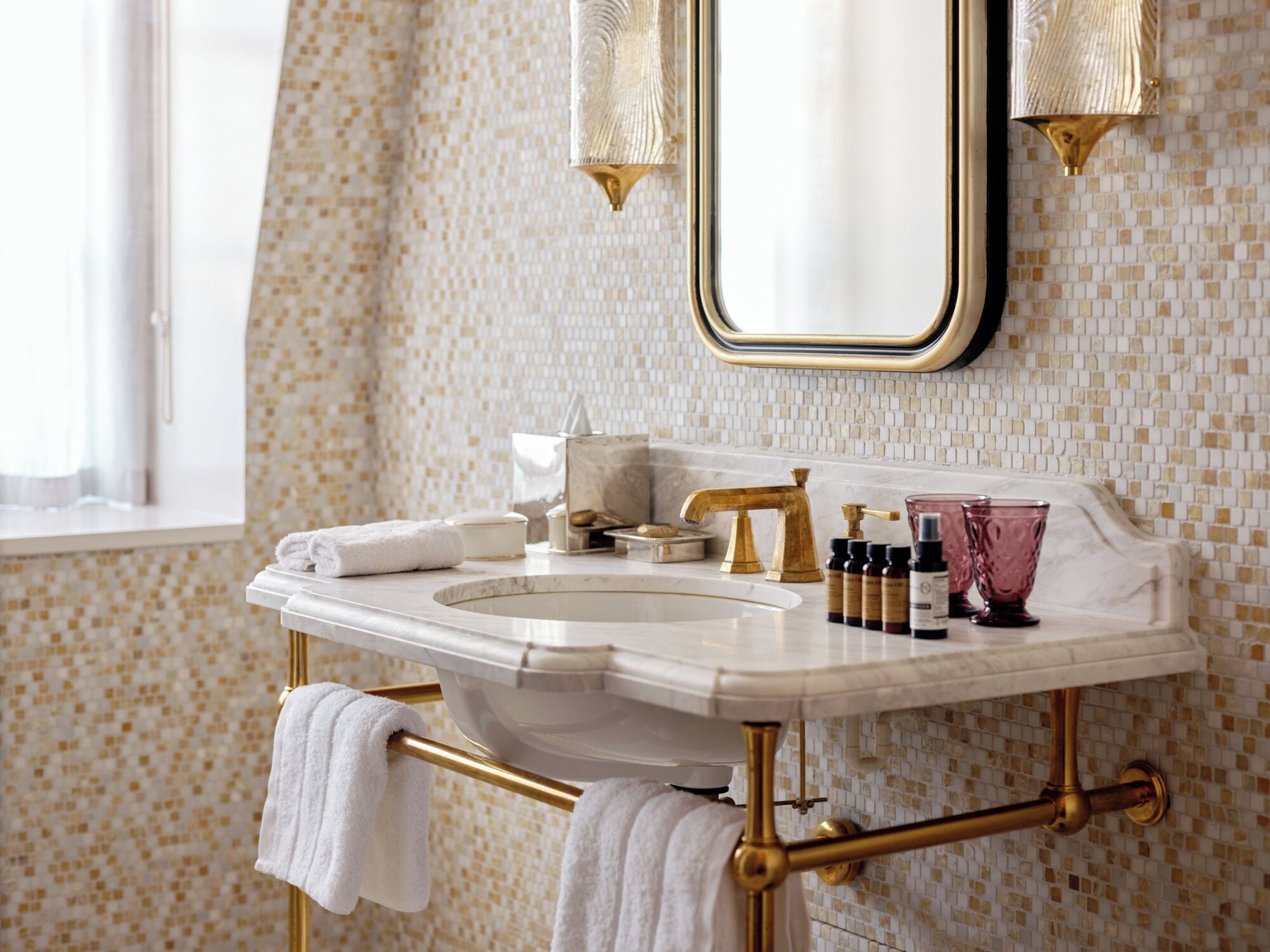 Amenidades de baño gratuitas, secadora de cabello, batas, pantuflas 