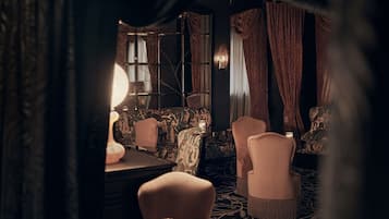 3 bars/lounges