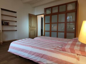 1 habitación, tabla de planchar con plancha, wifi gratis y ropa de cama