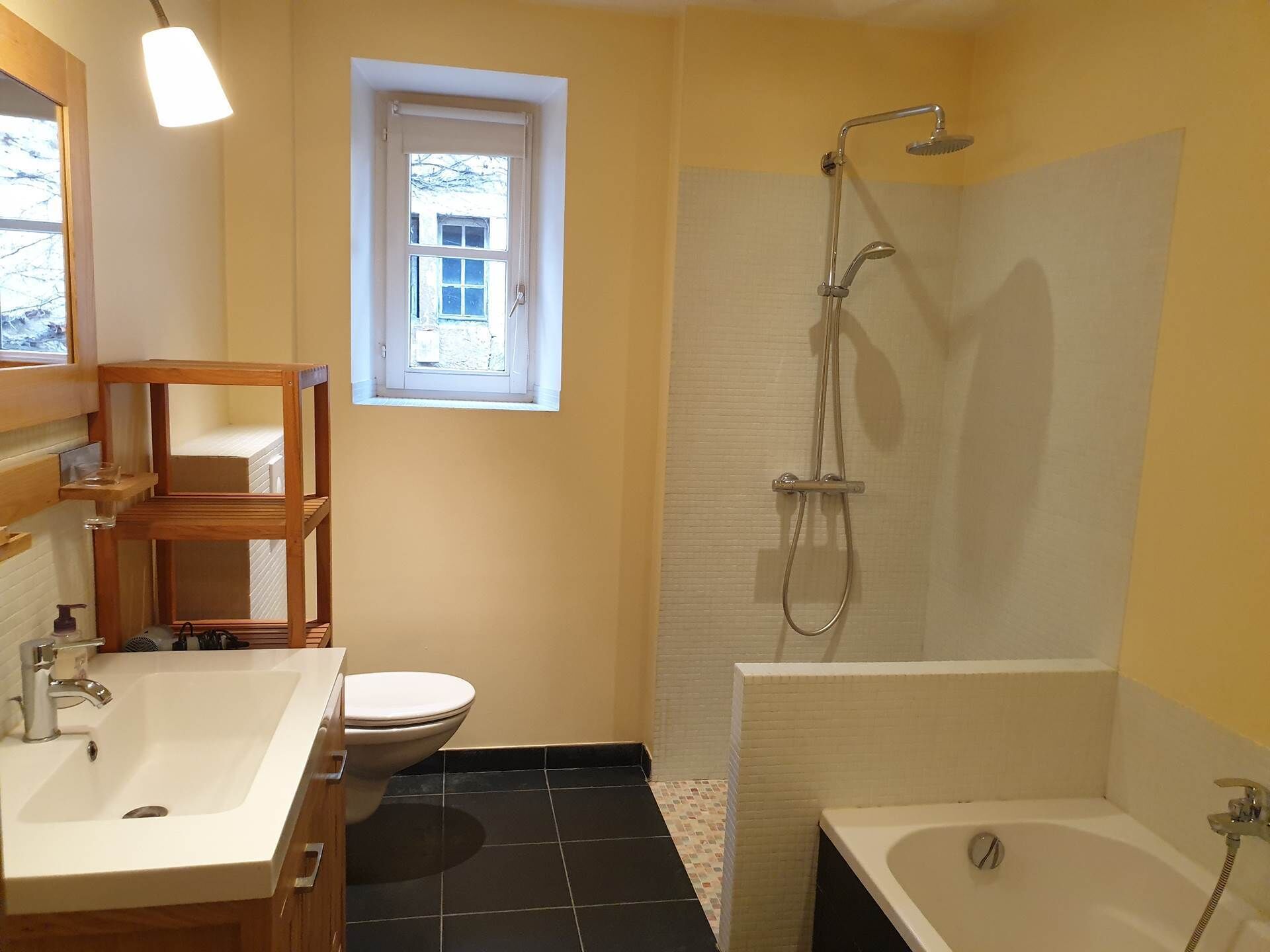 Tina, secadora de cabello, toallas 