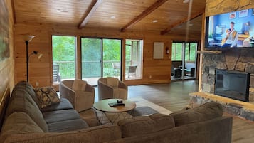 Smart TV, chimenea y futbolito