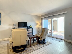 TV, DVD player - Mariner's Cove 109 ~ Across the street from the Beach ~ MC109 (New Smyrna Beach)