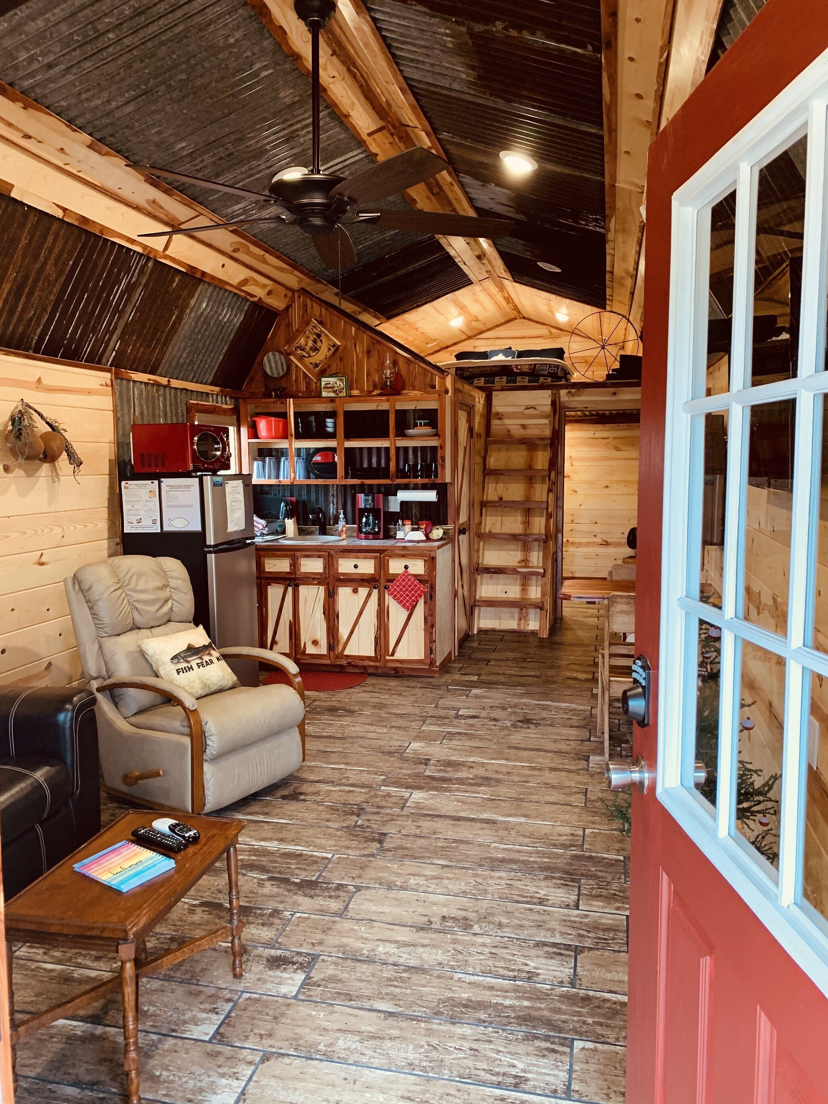 COZY & RUSTIC Tiny Cabin, WiFi, Outside fire pit, quiet and peaceful area