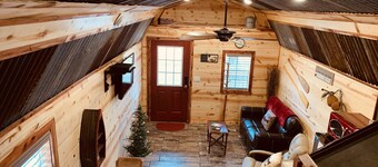 COZY & RUSTIC Tiny Cabin, WiFi, Outside fire pit, quiet and peaceful area