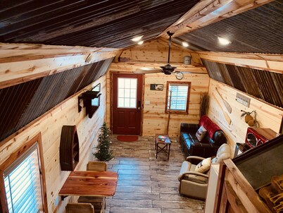 COZY & RUSTIC Tiny Cabin, WiFi, Outside fire pit, quiet and peaceful area