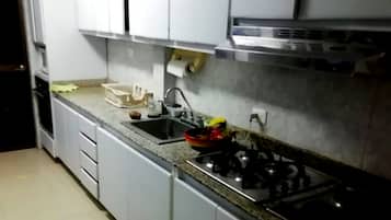 Refrigerador con congelador, microondas, horno y utensilios de cocina