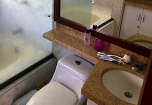 Basic Room | Bathroom | Towels - Quinta en Condominio Campestre el Peñon Girardot (Girardot)