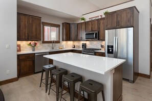 Kylskåp, mikrovågsugn, ugn och spishäll