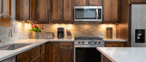 Réfrigérateur, four à micro-ondes, un four, surface de cuisson