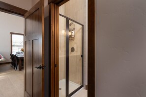 Ensemble baignoire-douche, séchoir à cheveux