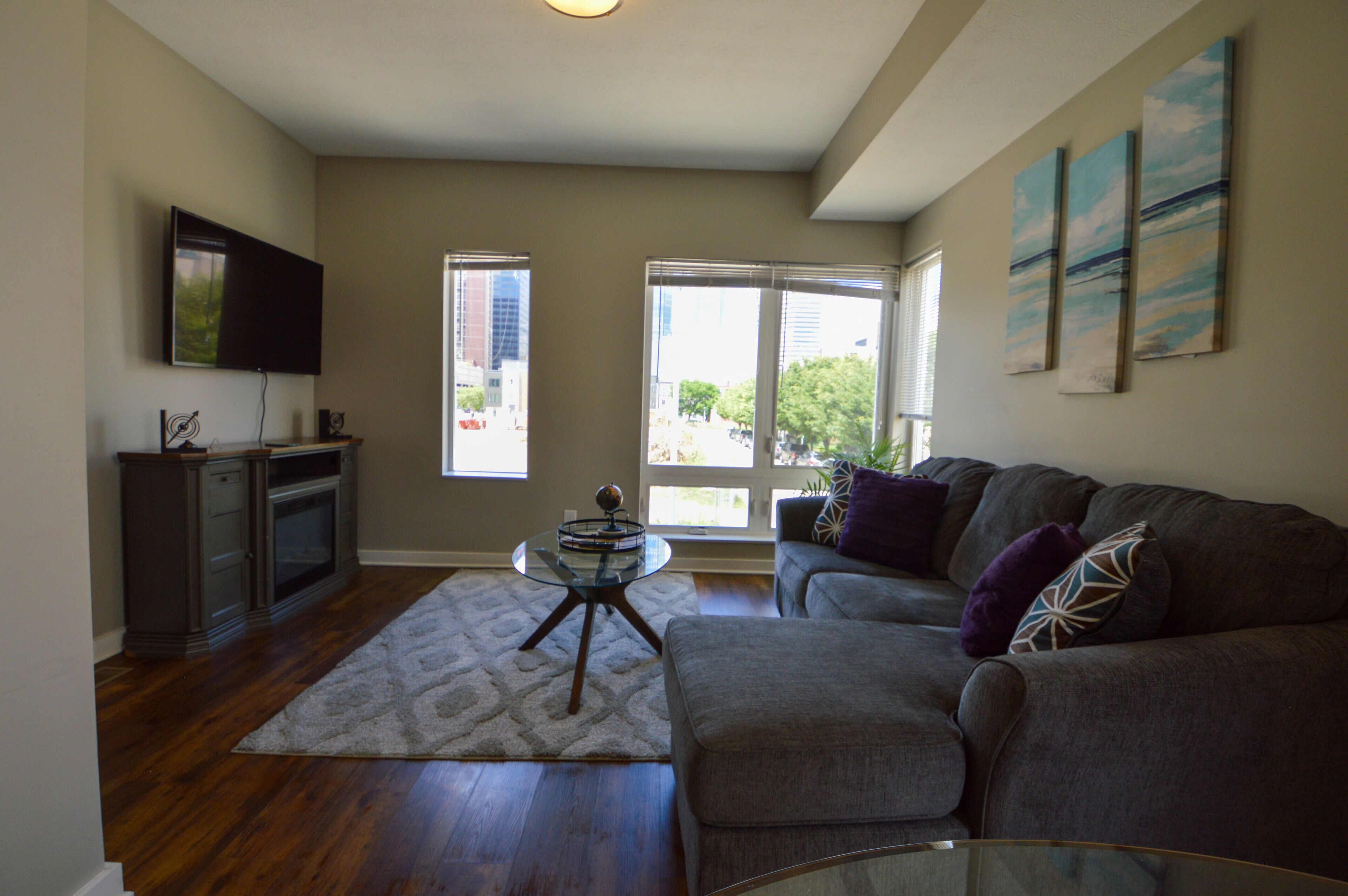 Beautiful Downtown Townhome With Attached Garage. 