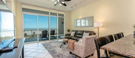 Smart TV, futbolito, videoteca y oficina