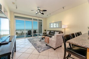 Smart-TV, fotballspill, filmbibliotek og kontorer