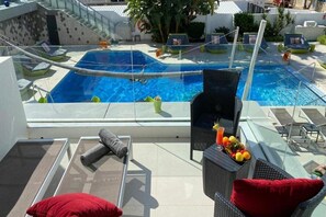 Una piscina cubierta, una piscina al aire libre