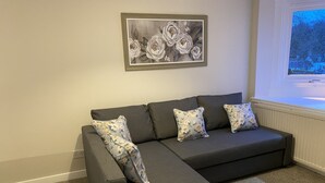 Deluxe Double Room | Premium bedding, pillowtop beds, desk, iron/ironing board - The Inn At Charlestown (Dunfermline)