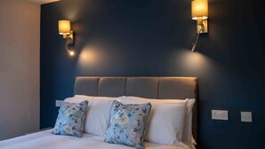Premium bedding, pillowtop beds, desk, iron/ironing board - The Inn At Charlestown (Dunfermline)