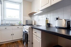 Fridge, microwave, oven, stovetop - ☆Bright, Spacious West-End Flat, Near University☆ (Dundee)