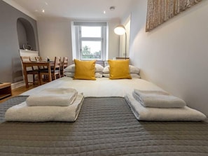 Iron/ironing board, WiFi, bed sheets