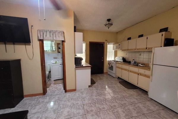 Een koelkast, een magnetron, een oven, een kookplaat