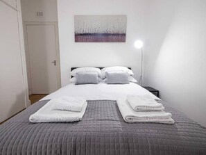 Iron/ironing board, WiFi, bed sheets - ☆ Spacious 2 Bed flat, Close to University ☆ (Dundee)