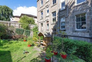 Property grounds - ☆ Spacious 2 Bed flat, Close to University ☆ (Dundee)