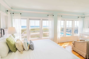 Tabla de planchar con plancha, wifi gratis y ropa de cama
