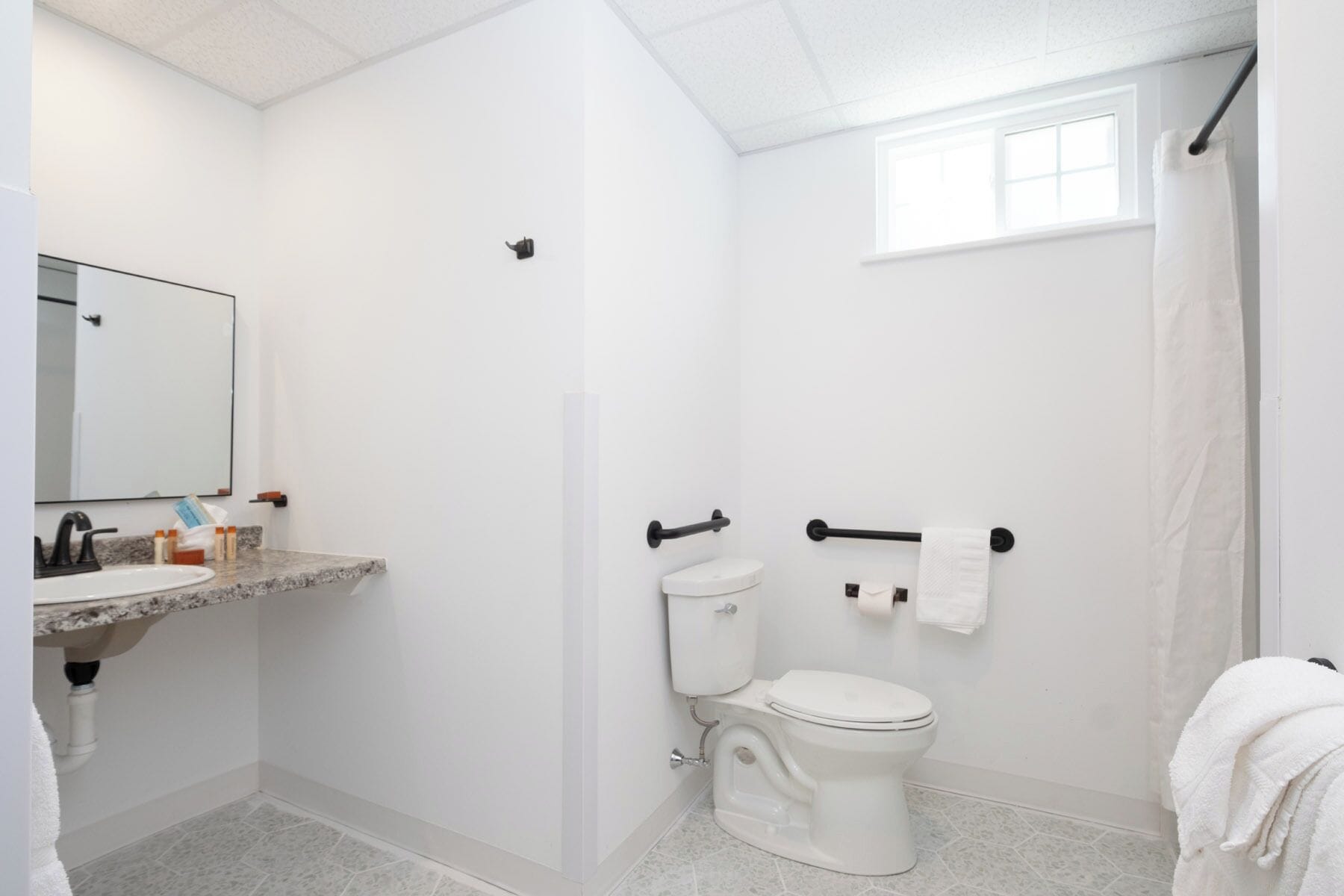 Ein Badezimmer mit Waschbecken, Toilette und Dusche.