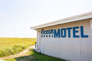 Ein weißes Gebäude mit dem Schild "Ocean Motel" in blauen Buchstaben.