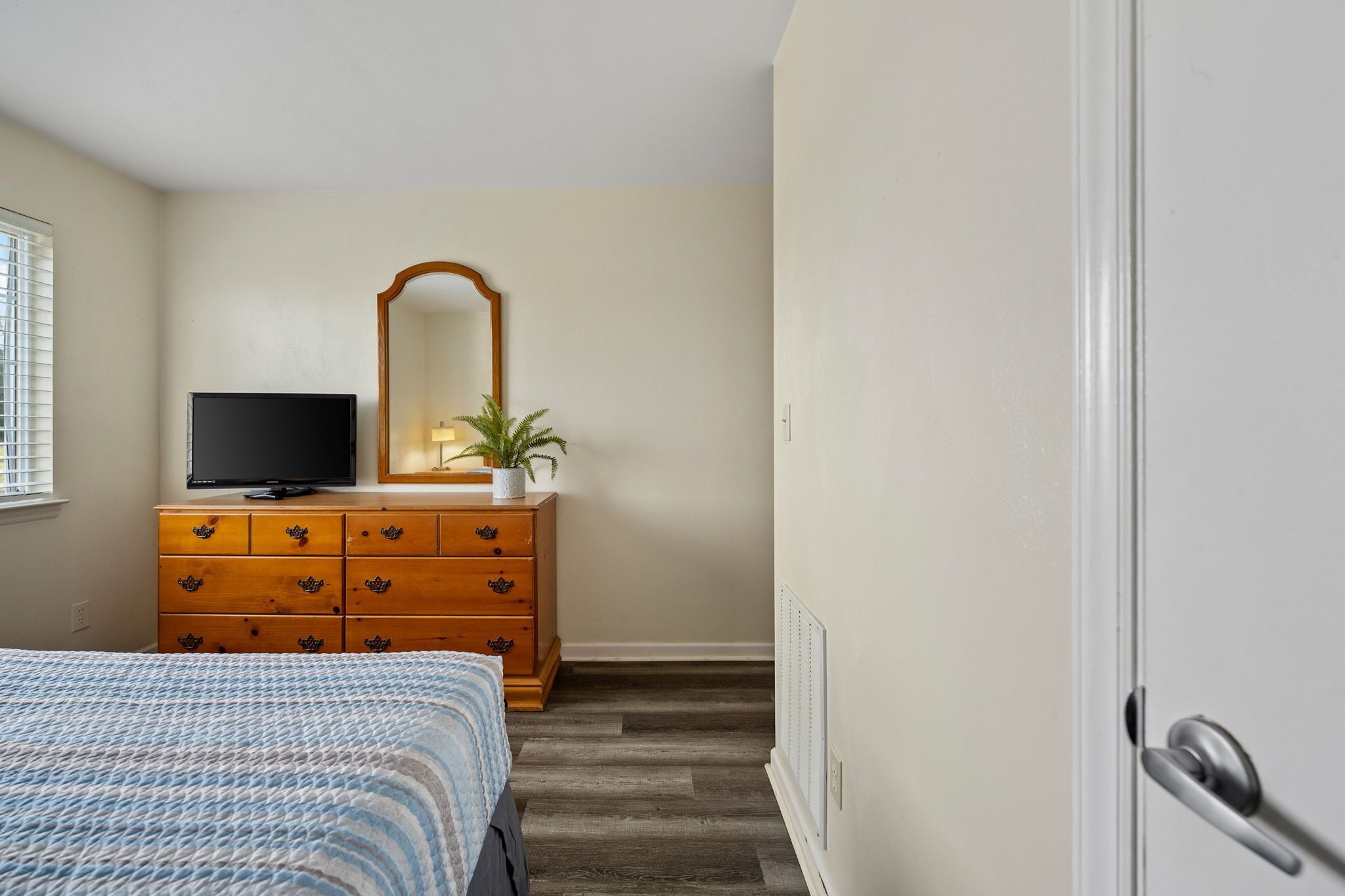 standard suite | 1 bedroom, desk, free wifi, bed sheets