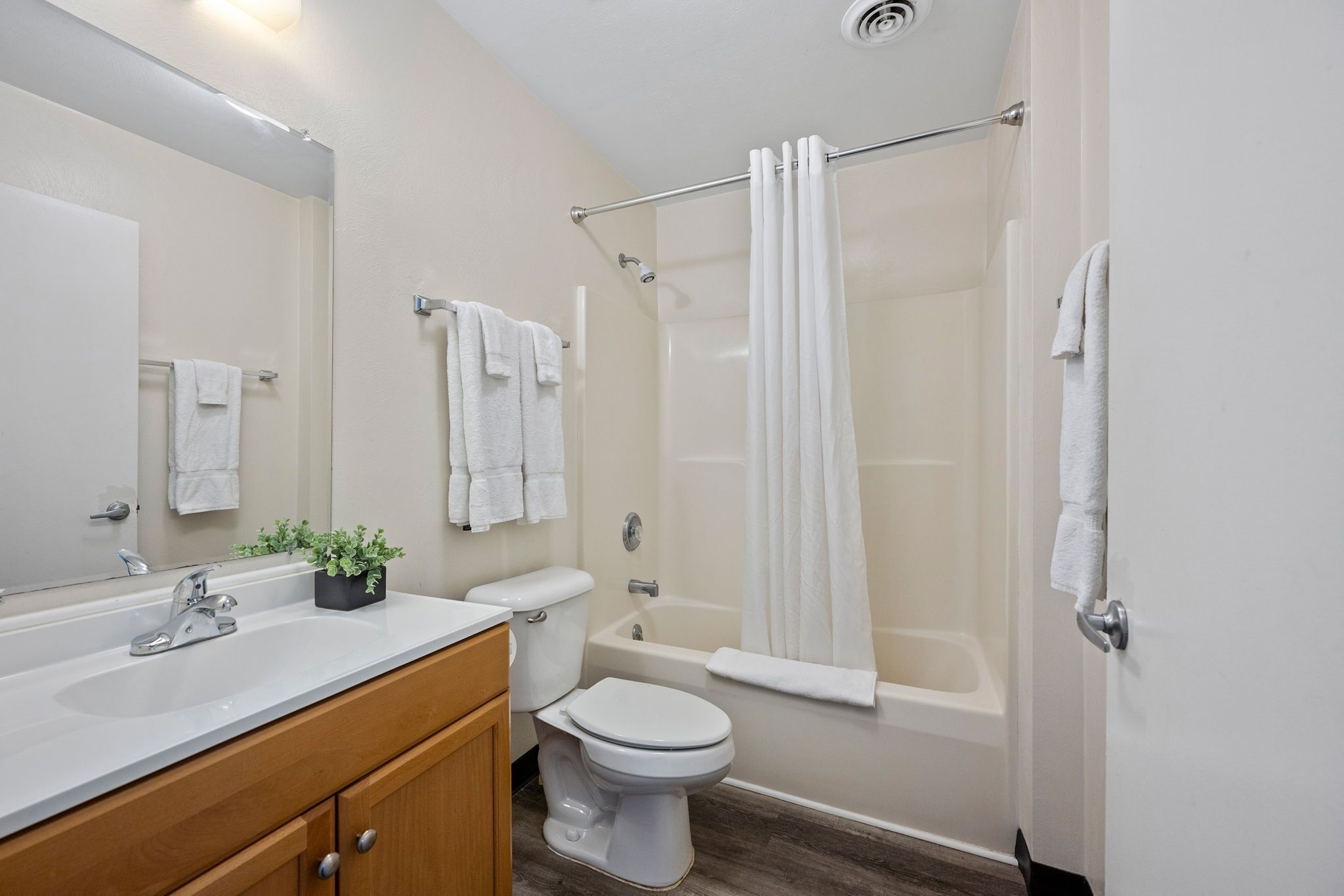 standard suite | bathroom | towels