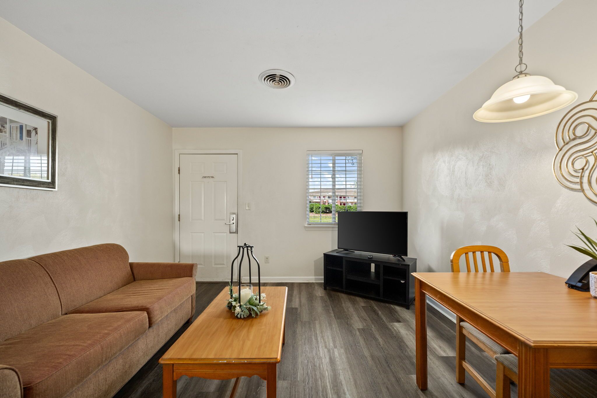 standard suite | living area