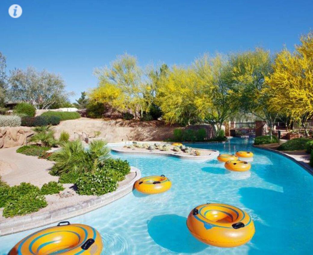 Una piscina al aire libre, una piscina climatizada