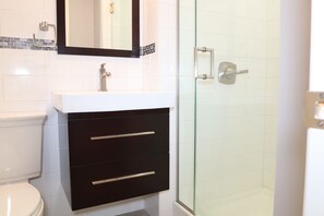 Doccia, asciugacapelli, asciugamani, sapone