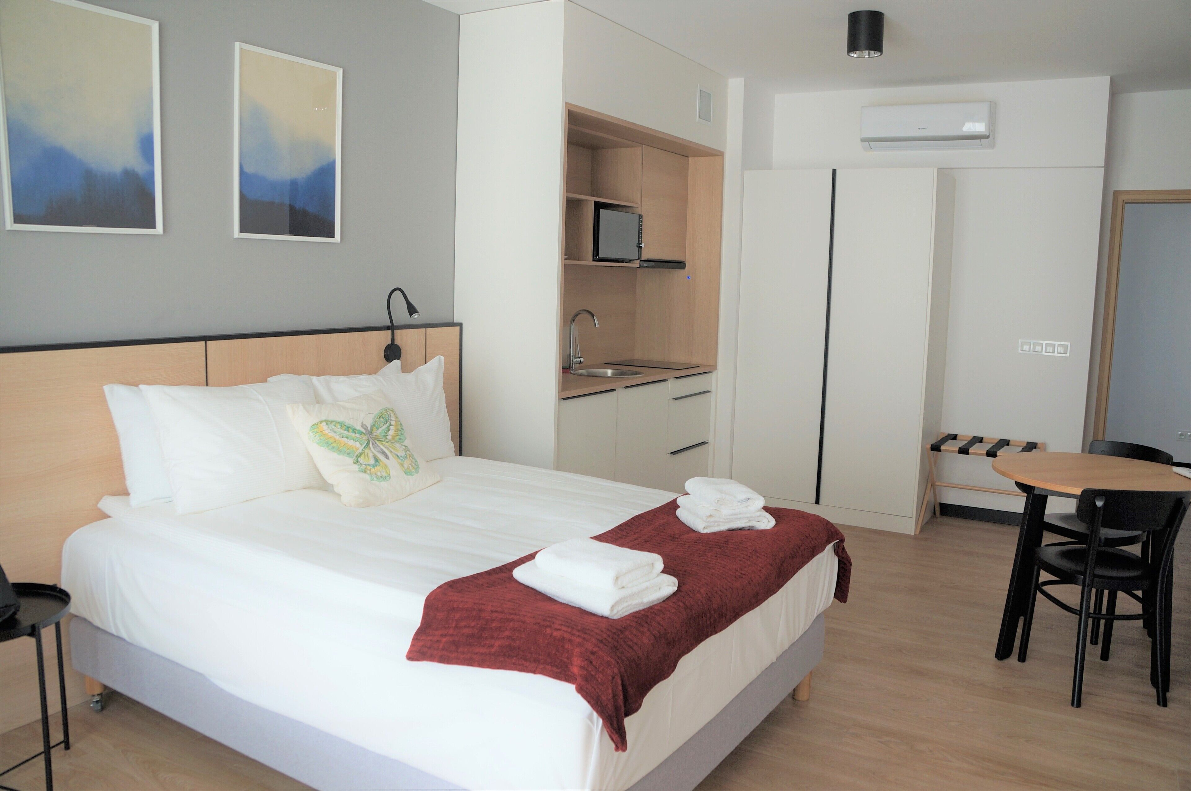 studio, multiple beds | in-room safe, desk, laptop workspace, travel cot