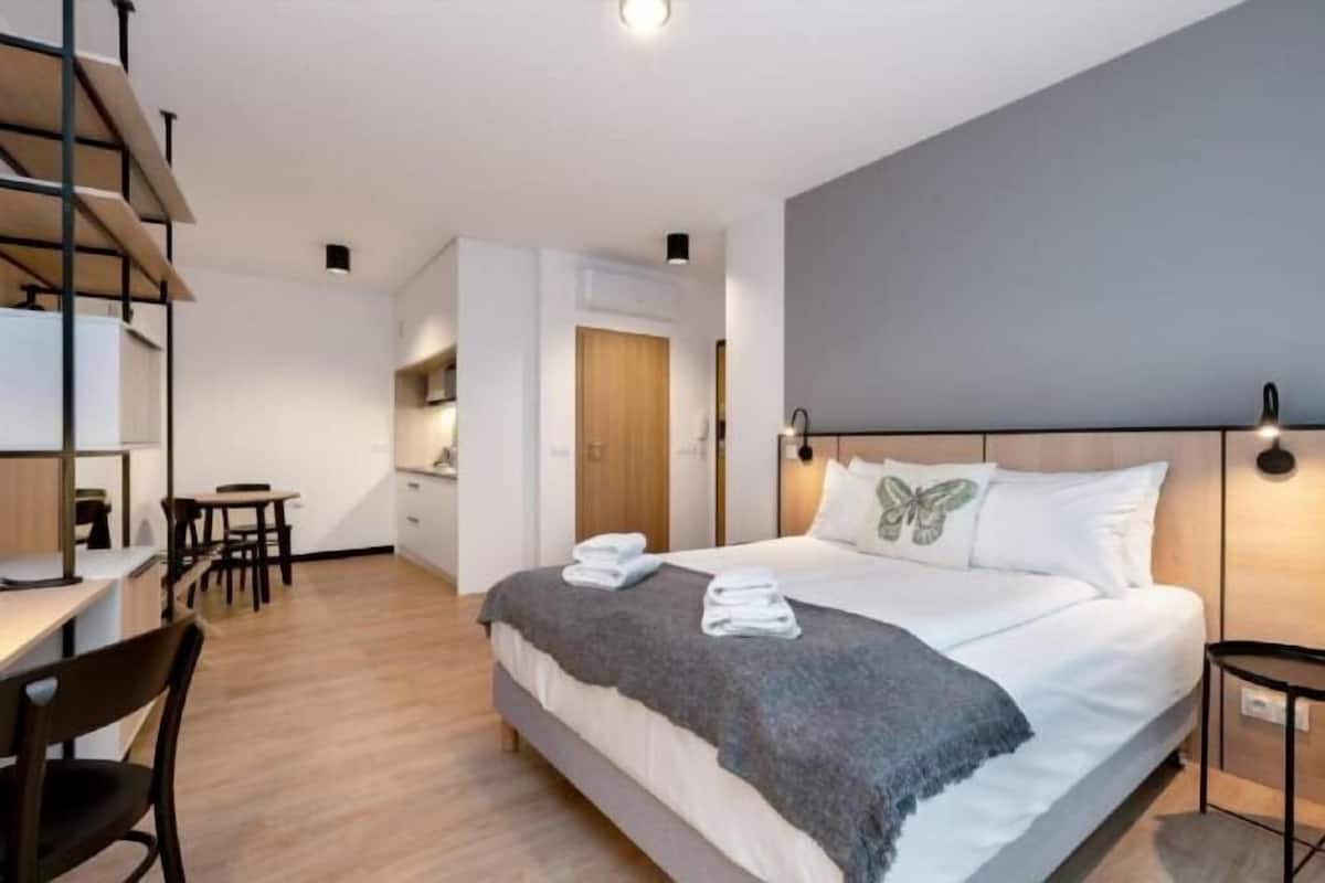1 habitación, caja de seguridad en la habitación y escritorio