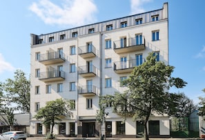 A multi-story residential building with balconies, a visible entrance, and a clear sky. - Tulip Hotels & Residences Warsaw Targowa (Warsaw)