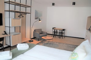 Studio, 1 Queen-Bett | Wohnbereich | 40-Zoll-LCD-Fernseher mit Kabelempfang, Fernseher
