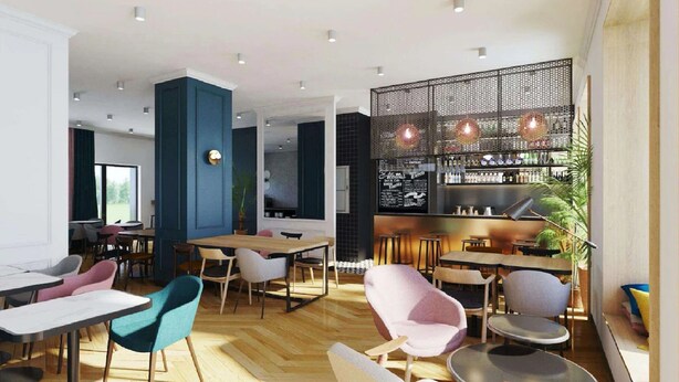 Een modern café met houten tafels en stoelen, een bar met menukaart, en uitzicht op de omgeving.
