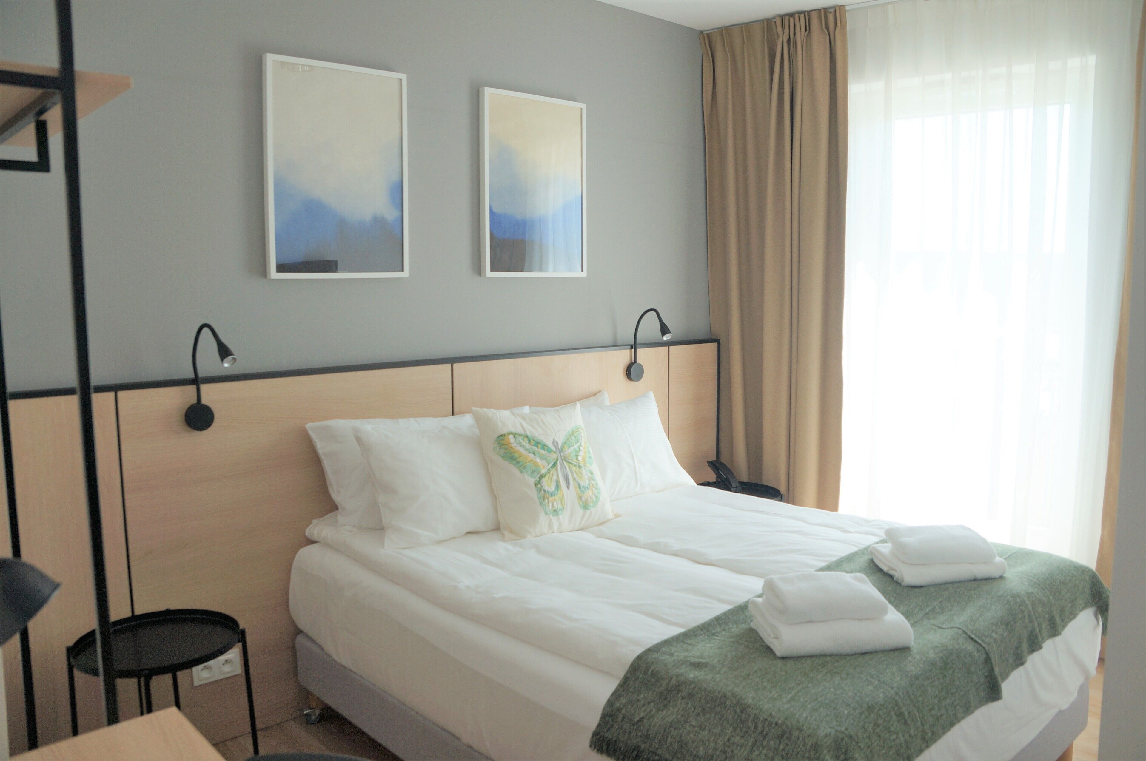 apartment, 1 queen bed with sofa bed | in-room safe, desk, laptop workspace, travel cot