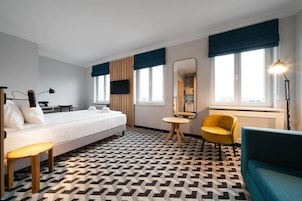 Caja de seguridad en la habitación y escritorio