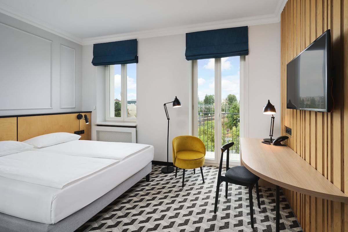 Quarto superior, 1 cama Queen | Cofres nos quartos, escrivaninha, espaço de trabalho para notebook