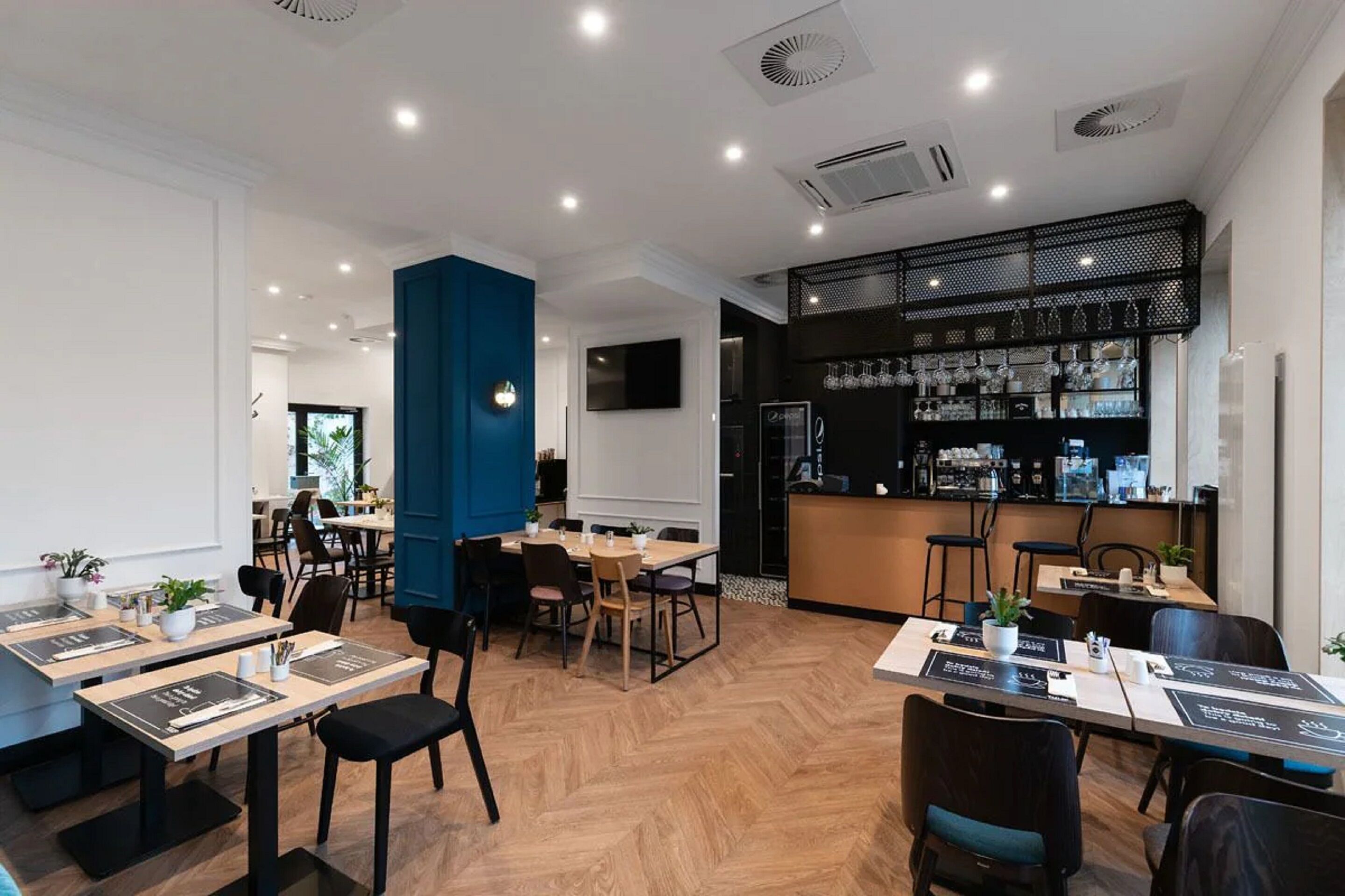 breakfast, lunch and dinner served