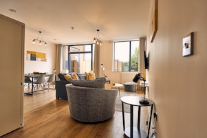 Apartamento superior, baño privado (Goldfinch) | Interior