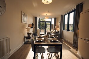 Deluxe Apartment, Private Bathroom (Woodpecker) | Restaurant - Herongate Apartments (Hungerford)