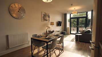 Deluxe Apartment, Private Bathroom (Woodpecker) | Restaurant