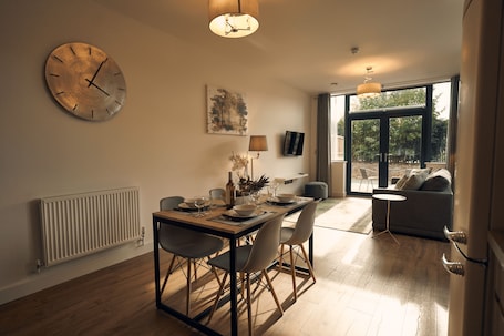 Deluxe Apartment, Private Bathroom (Woodpecker) | Restaurant