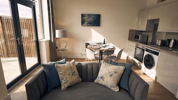 Standard Apartment, Private Bathroom (Kingfisher) | Restaurant