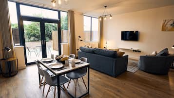 Superior Apartment, Private Bathroom (Goldfinch) | Restaurant