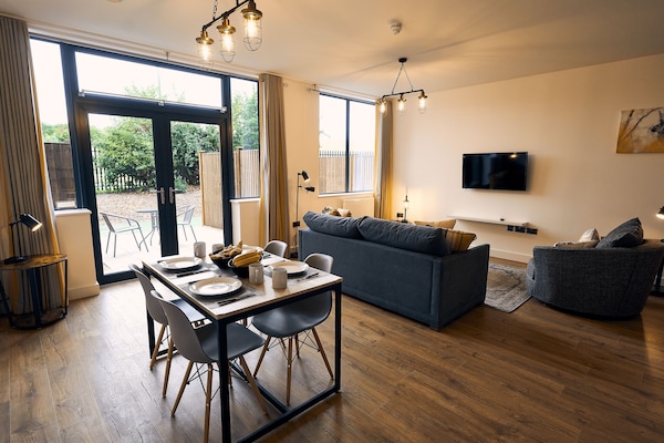 Superior Apartment, Private Bathroom (Goldfinch) | Restaurant