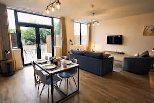 Apartamento superior, baño privado (Goldfinch) | Restaurante